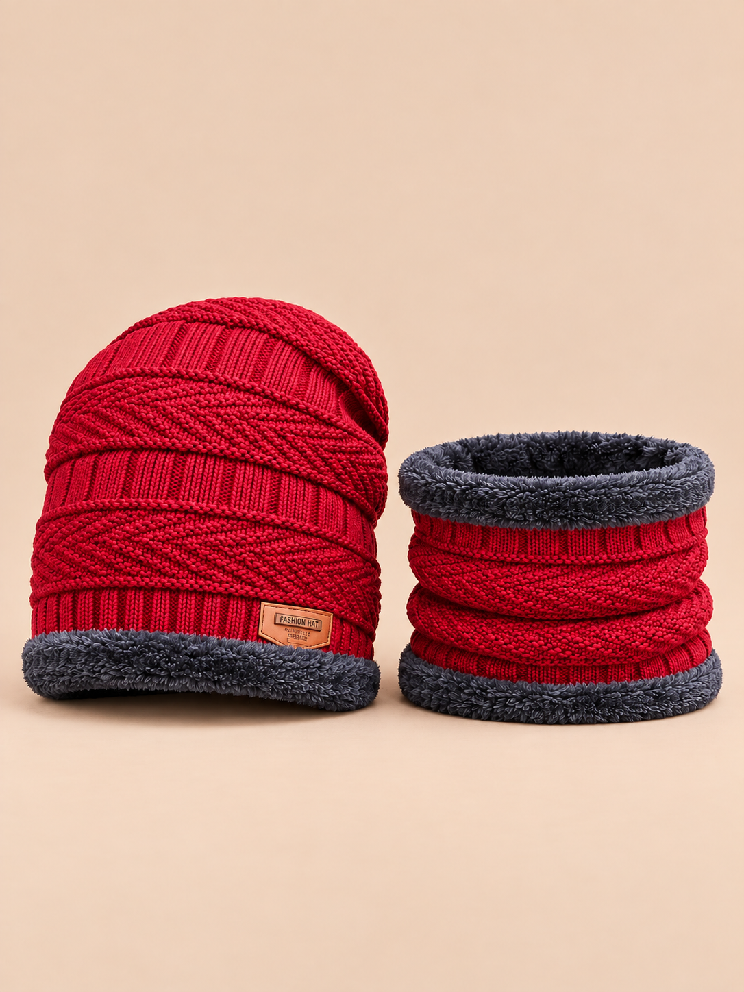 Ensemble bonnet et écharpe rouge, doublé polaire, vue de face sur fond pêche sable.