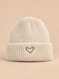 Mütze aus dem Mütze-Schal-Set für Kinder – Farbvariante Beige, Ansicht von vorn, sand-pfirsichfarbener Hintergrund