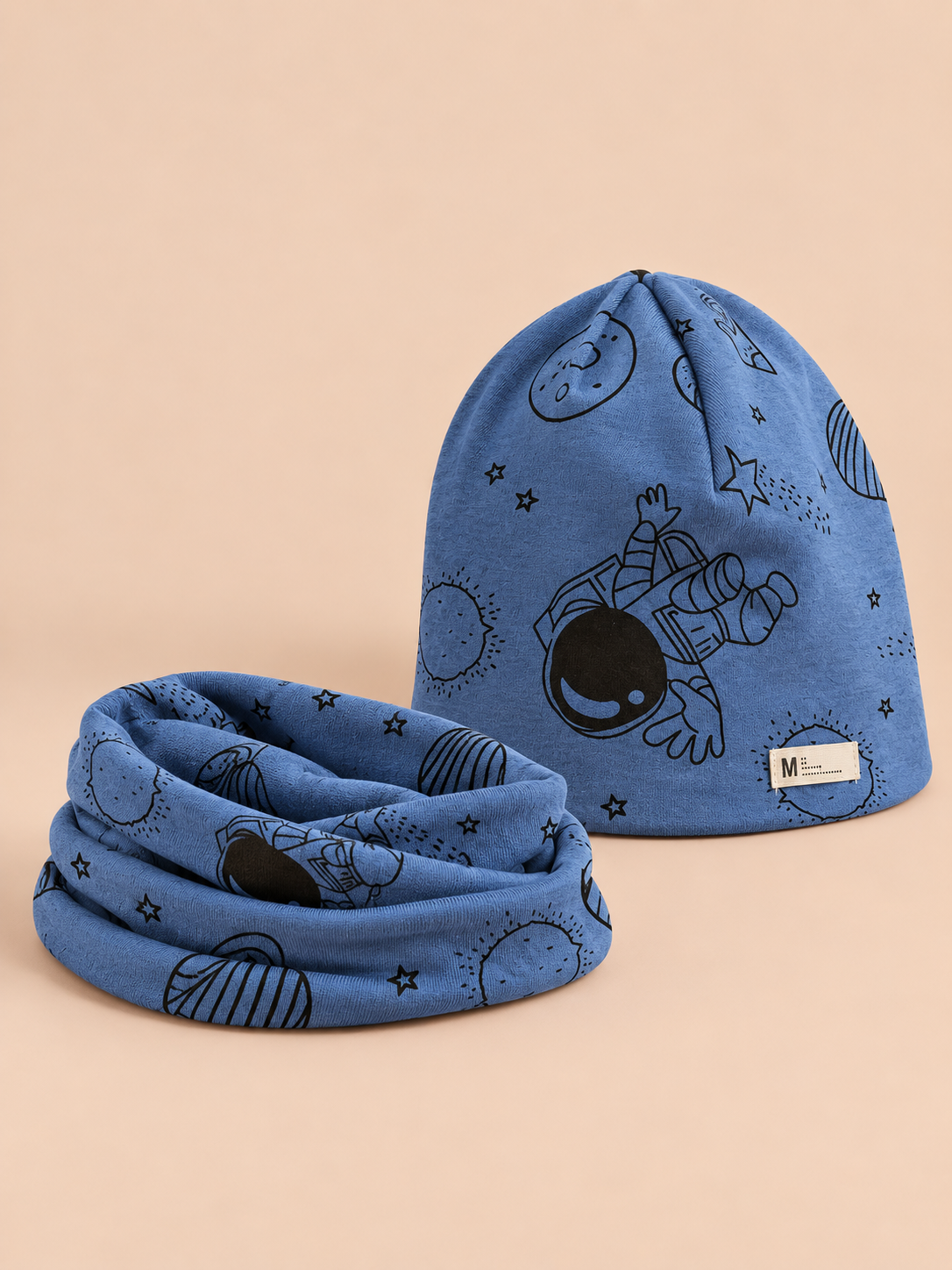Ensemble bonnet et snood enfant Lune et étoile bleu, vue de trois quarts.