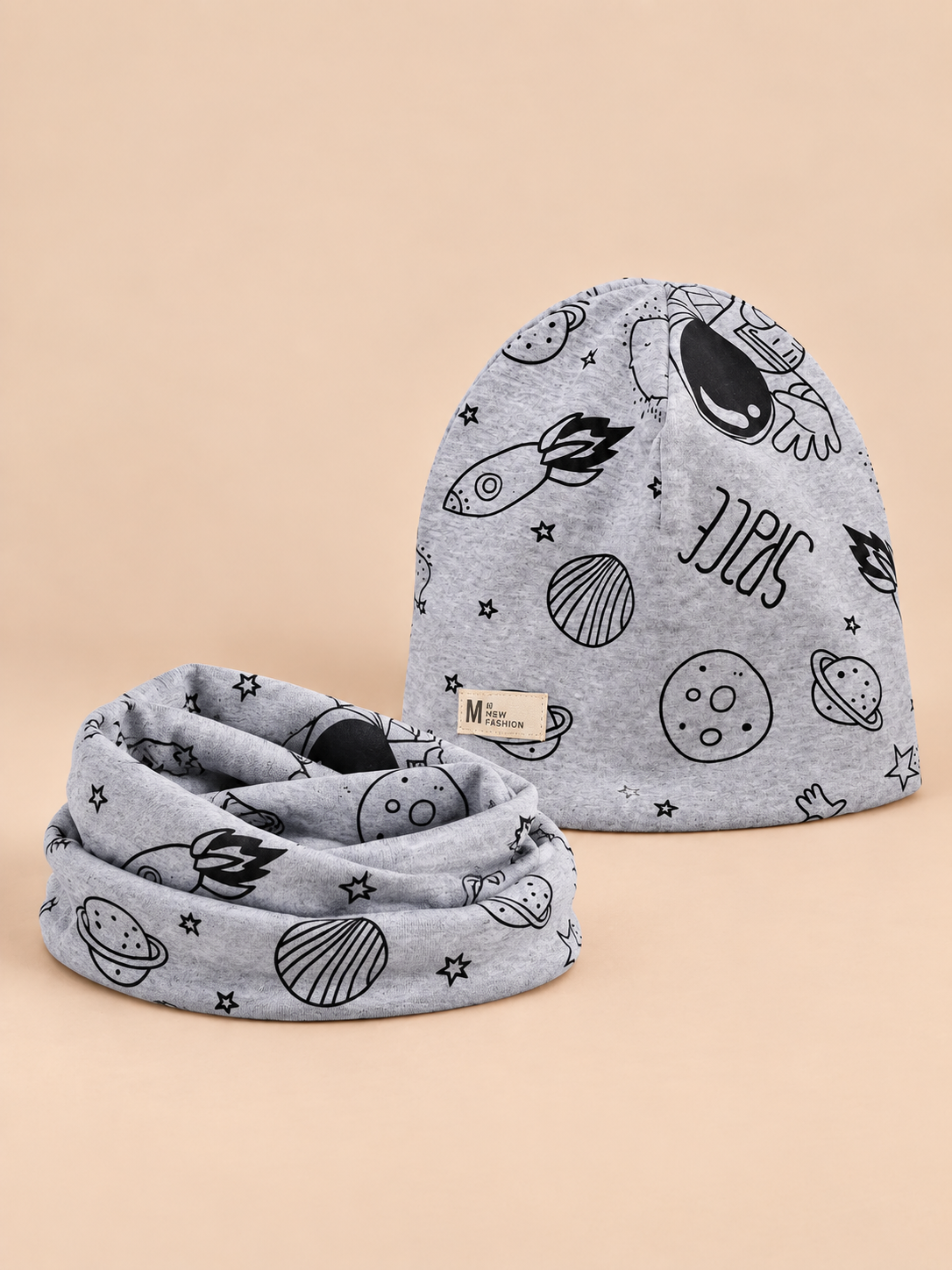 Ensemble bonnet et snood enfant Lune et étoile gris, vue de face.