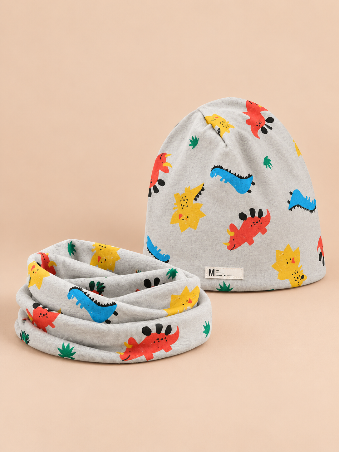 Ensemble bonnet et snood enfant Dinosaure vert amande, vue de face.