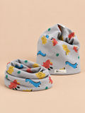 Mütze-Schal-Set für Kinder mit Dinosauriermotiven – Variante Dinosaurier Grau, Ansicht von vorn