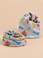 Mütze-Schal-Set für Kinder mit Dinosauriermotiven – Variante Dinosaurier Grau, Ansicht von vorn