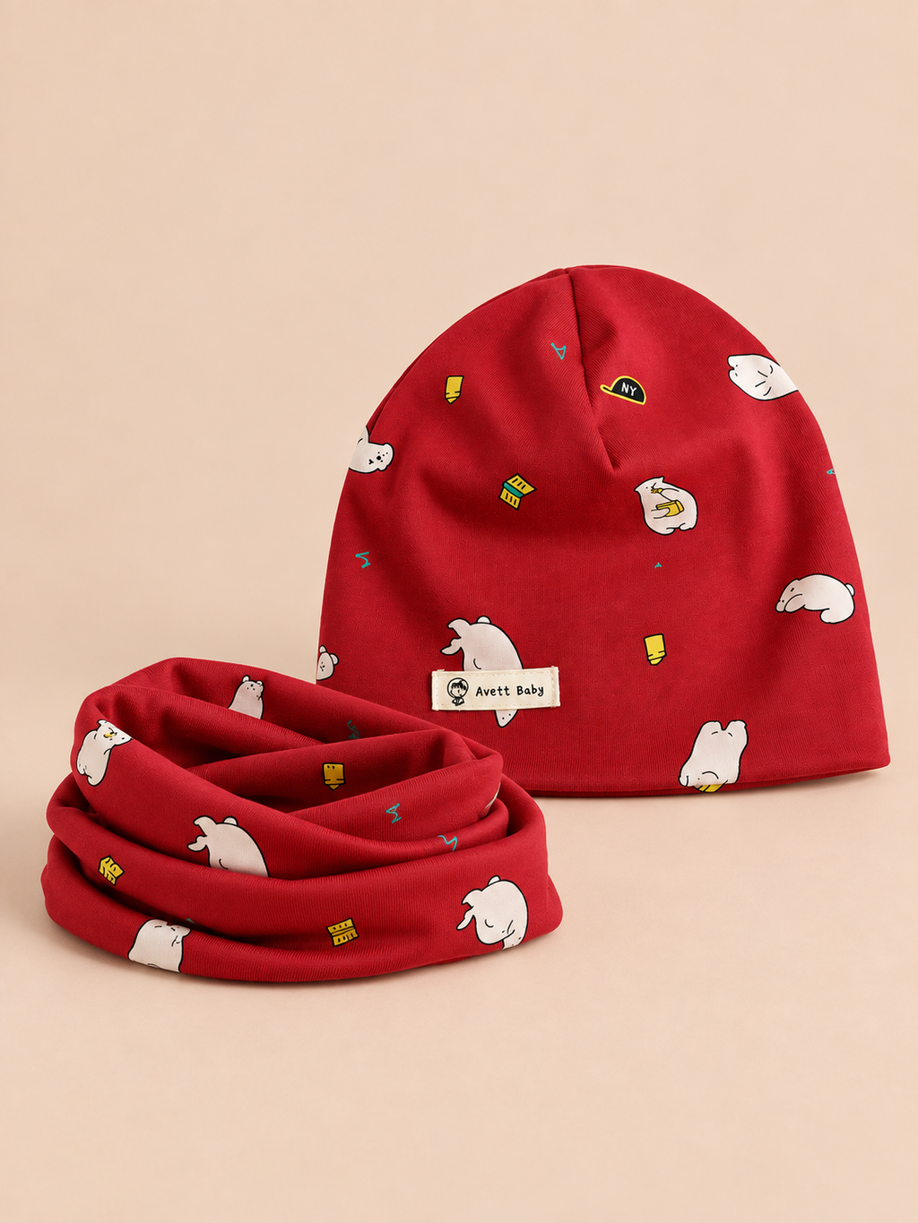 Rotes Mütze-Schal-Set für Kinder mit Bärenmotiv auf der Mütze und farblich passendem Schal, Vorderansicht