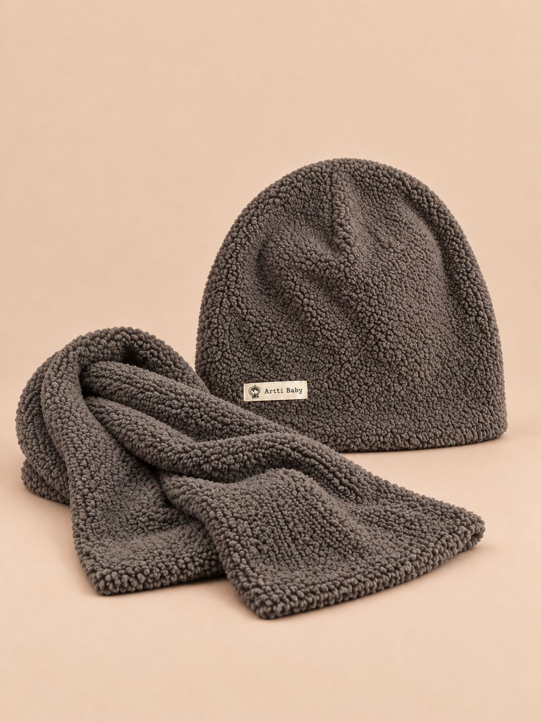 Bonnet et écharpe enfant en peluche, coloris gris foncé, vue de face.
