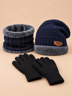 Blaues Winterset aus Strick mit Mütze, Schlauchschal und passenden Touchscreen-Handschuhen, Vorderansicht