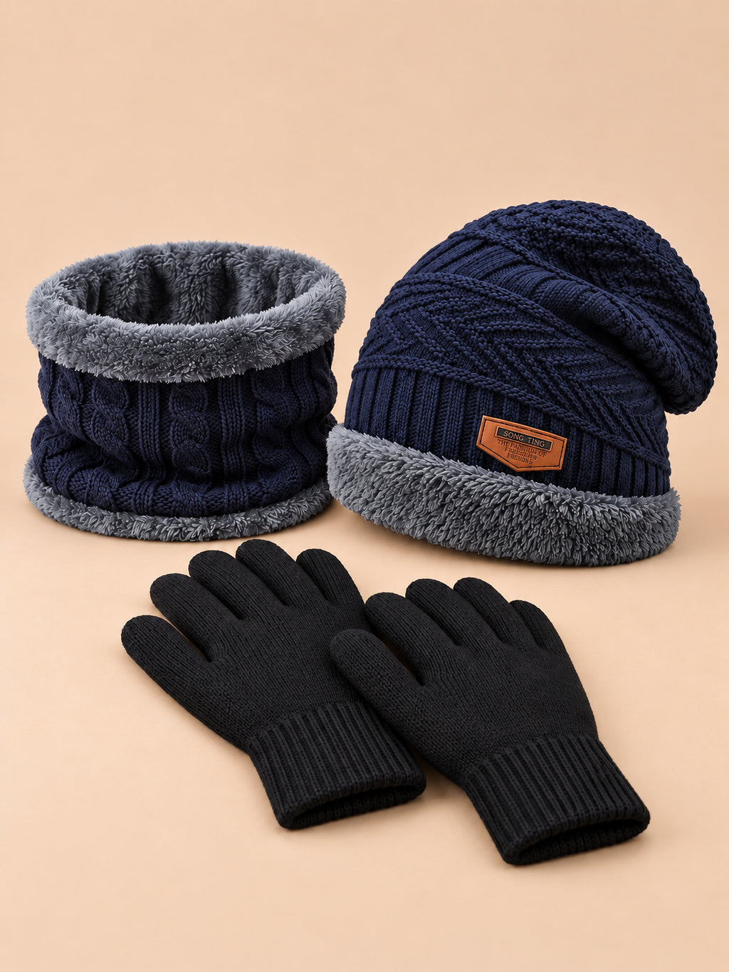 Winterset mit Mütze, Schal und Touchscreen-Handschuhen – Farbvariante Blau, Dreiviertelansicht
