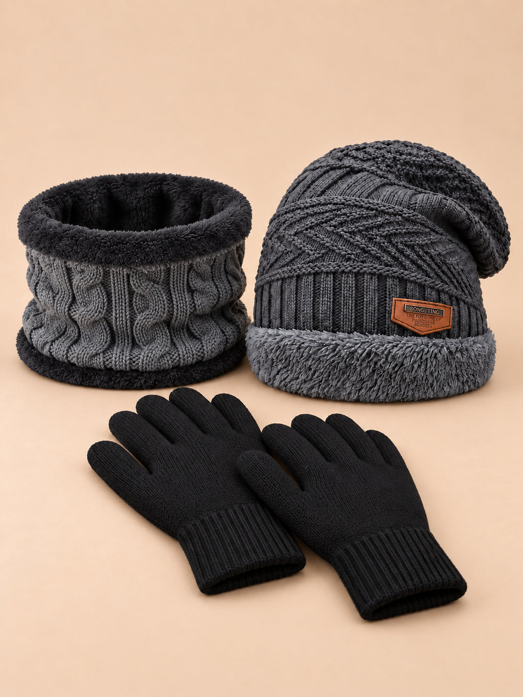 Winterset mit Mütze, Schal und Touchscreen-Handschuhen – Farbvariante Grau, Ansicht von vorn