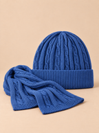 Mütze-Schal-Set aus dicker Jacquardwolle – Farbvariante Blau, Ansicht von vorn, sand-pfirsichfarbener Hintergrund