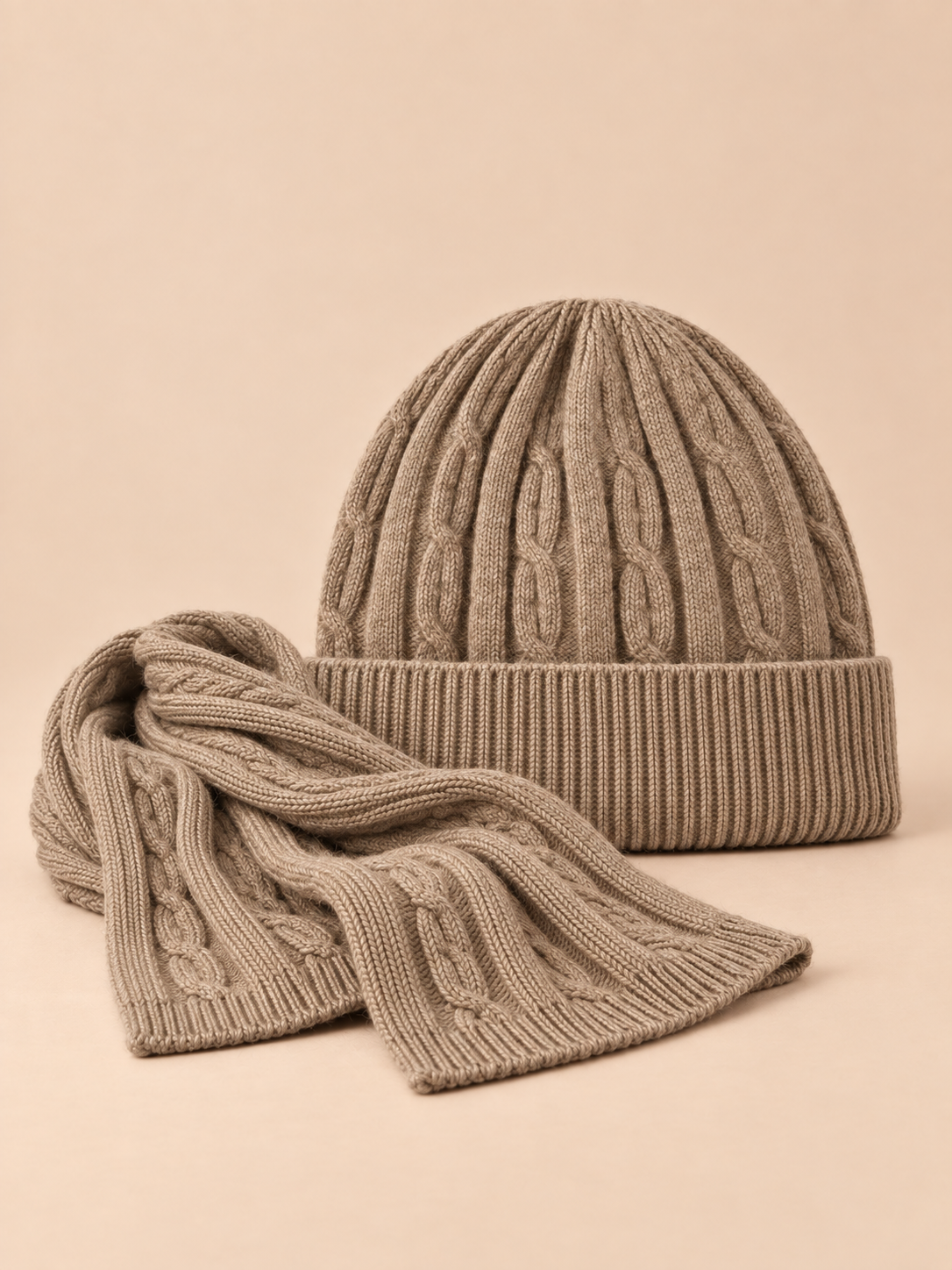 Ensemble bonnet et écharpe camel, maille jacquard, vue de face sur fond pêche sable.