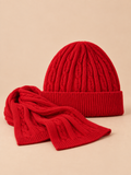 Mütze-Schal-Set aus dicker Jacquardwolle – Rot, Vorderansicht, sand-pfirsichfarbener Hintergrund