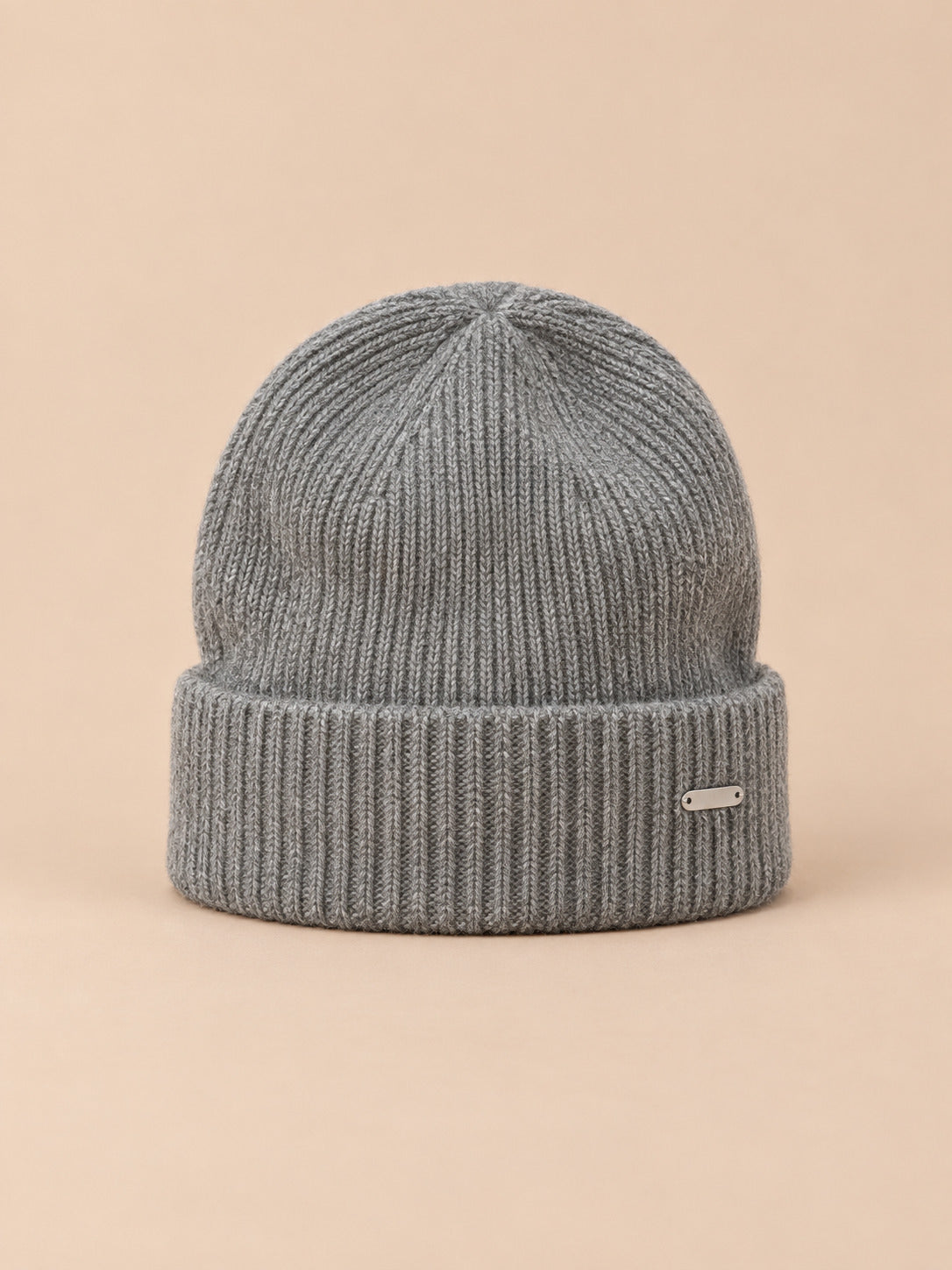 Bonnet côtelé en laine mélangée, coloris 1 gris, vue de face sur fond pêche sable