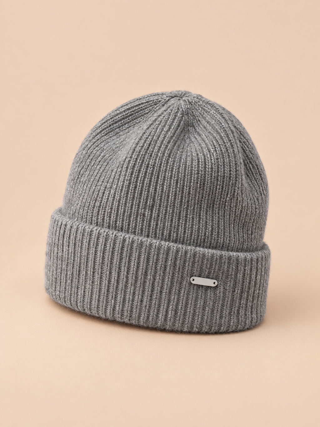 Winterset aus Wollmischung mit Mütze, Schal und Handschuhen – Modell 1, Farbvariante Grau, Dreiviertelansicht