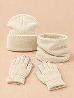 Winterset aus elastischem Strick mit Mütze, Schlauchschal und Handschuhen – Farbvariante Beige, Ansicht von vorn
