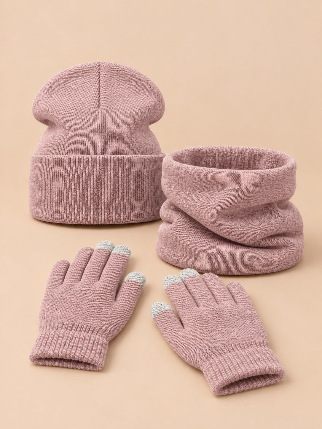 Ensemble bonnet, tour de cou et gants rose, vue de face.