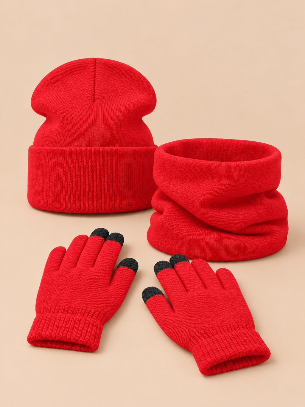 Winterset aus elastischem Strick mit Mütze, Schlauchschal und Handschuhen – Farbvariante Rot, Ansicht von vorn