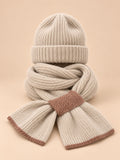 Damen-Mütze-Schal-Set aus Plüschstrick – Farbvariante Beige, Ansicht von vorn, sand-pfirsichfarbener Hintergrund