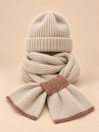 Damen-Mütze-Schal-Set aus Plüschstrick – Farbvariante Beige, Ansicht von vorn, sand-pfirsichfarbener Hintergrund