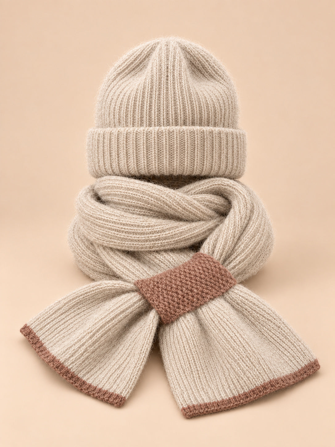 Ensemble bonnet et écharpe peluche, beige, vue de face sur fond pêche sable.