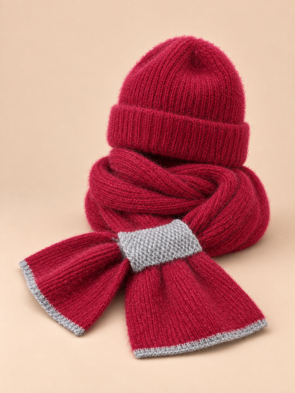 Damen-Mütze-Schal-Set aus Plüschstrick – Farbvariante Bordeaux, Dreiviertelansicht