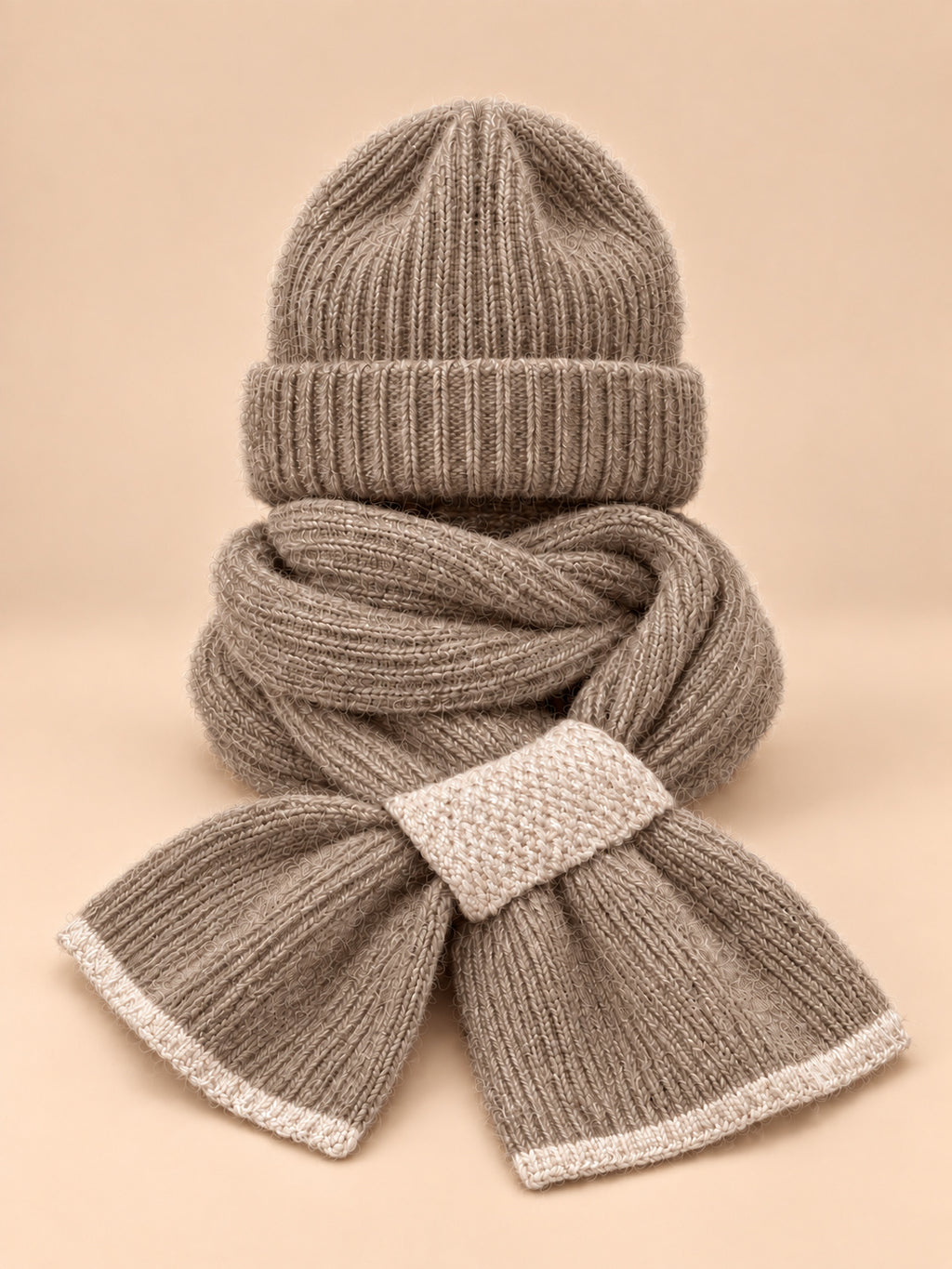 Damen-Mütze-Schal-Set aus Plüschstrick – Farbvariante Khaki, Ansicht von vorn, sand-pfirsichfarbener Hintergrund