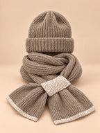 Damen-Mütze-Schal-Set aus Plüschstrick – Farbvariante Khaki, Ansicht von vorn, sand-pfirsichfarbener Hintergrund
