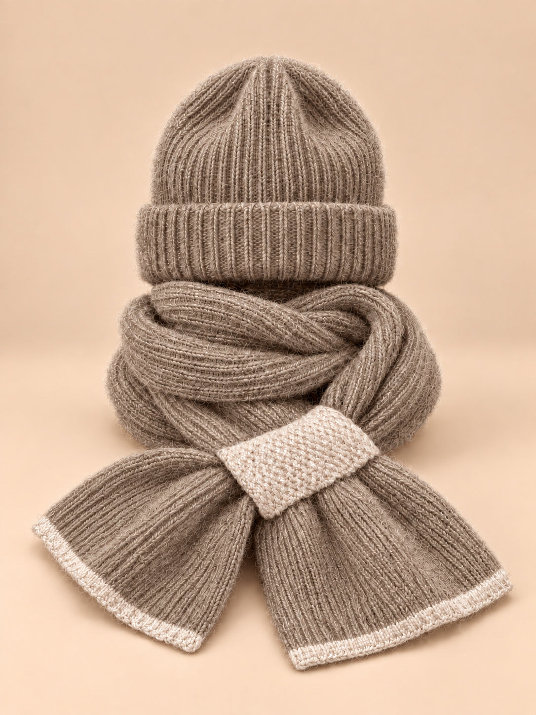 Ensemble bonnet et écharpe peluche, kaki, vue de face sur fond pêche sable.