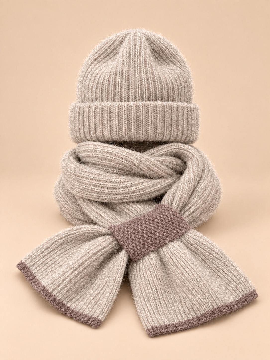 Ensemble bonnet et écharpe peluche, marron clair, vue de face sur fond pêche sable.