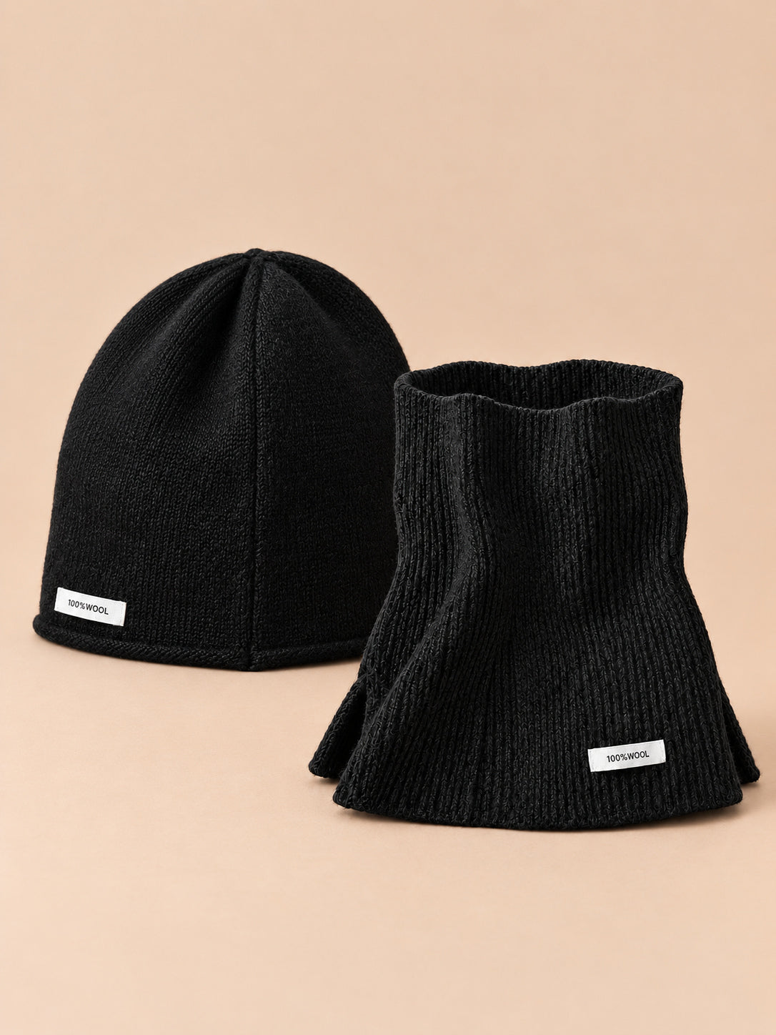 Damen-Mütze-Schal-Set mit Schlitzschal im koreanischen Stil – Farbvariante Schwarz, Dreiviertelansicht
