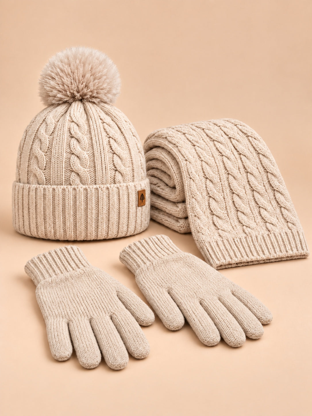 Ensemble bonnet à pompon écharpe et gants tactiles beige, vue de face.