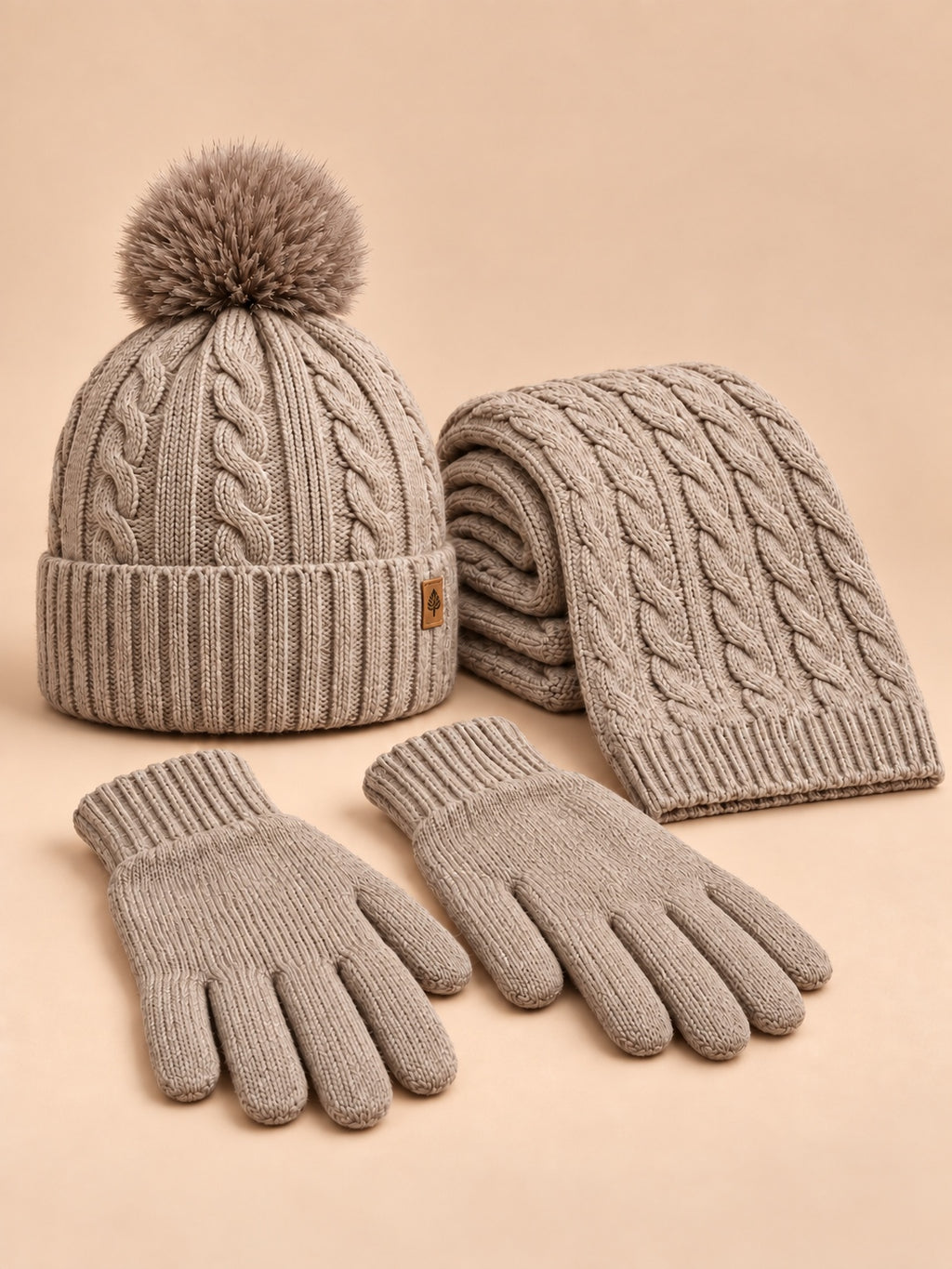Winterset mit Fleecefutter, Mütze, Schal und Touchscreen-Handschuhen – Farbvariante Khaki, Ansicht von vorn
