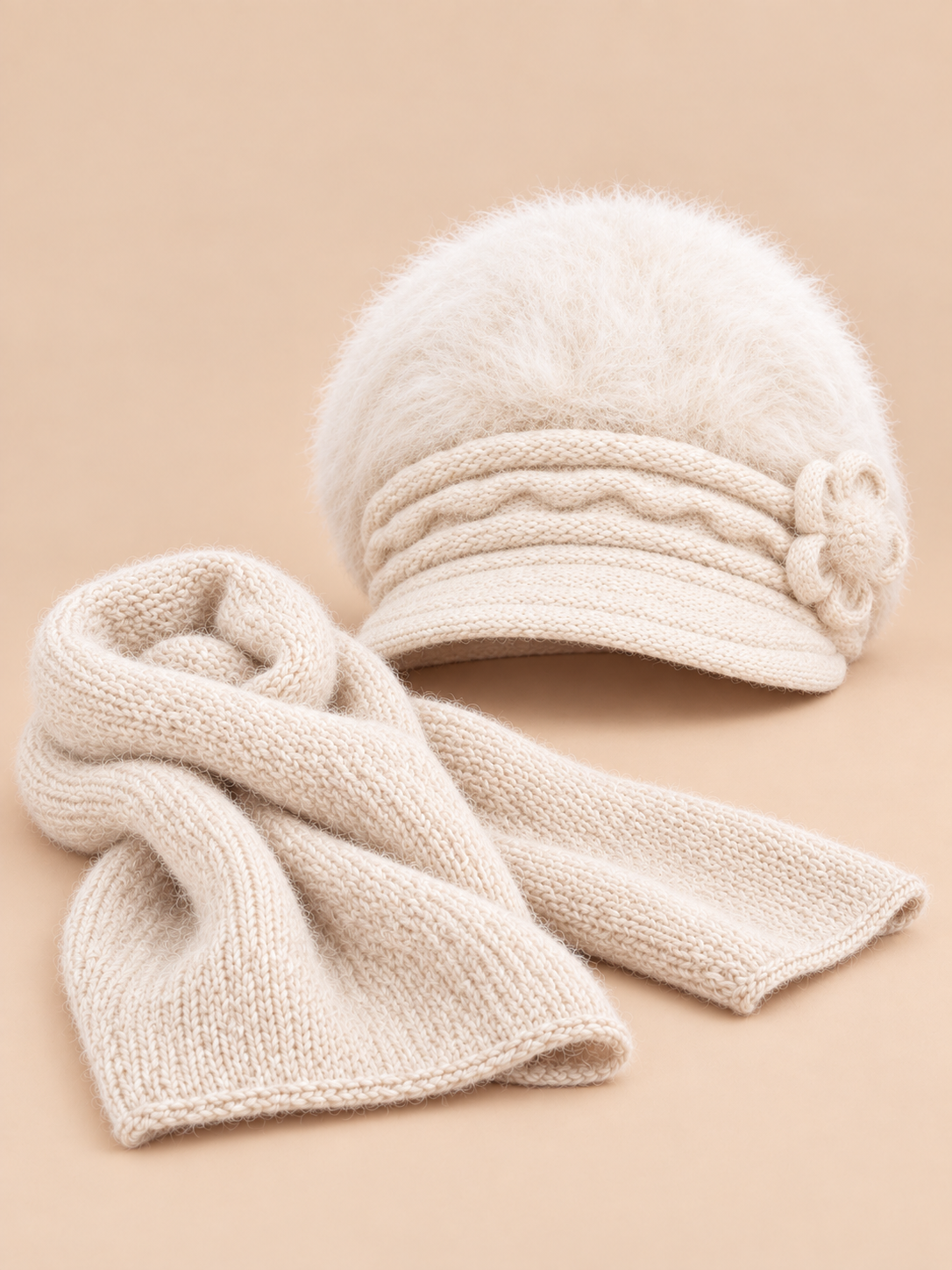 Mütze aus dem Mütze-Schal-Set für Erwachsene – Farbvariante Beige, Ansicht von vorn