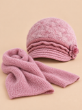 Mütze-Schal-Set für Damen in Rosaviolett mit Blumen am Mützenumschlag und passendem Schal, Vorderansicht