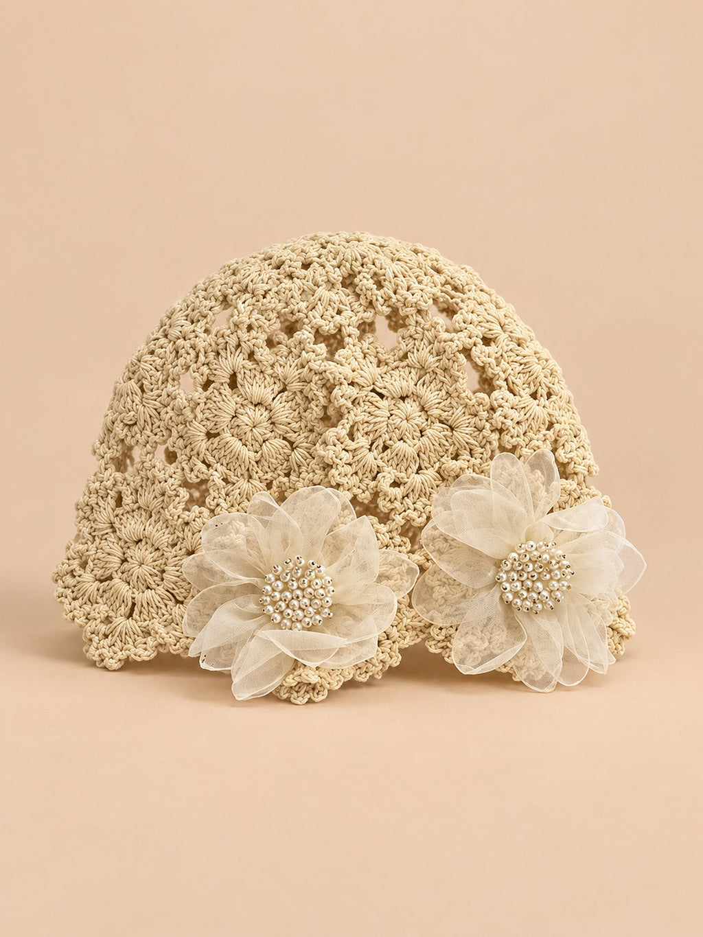 Beigefarbene Häkelmütze aus Baumwolle mit luftigen Blumenmotiven im japanischen Stil, Vorderansicht