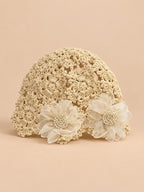 Beigefarbene Häkelmütze aus Baumwolle mit luftigen Blumenmotiven im japanischen Stil, Vorderansicht