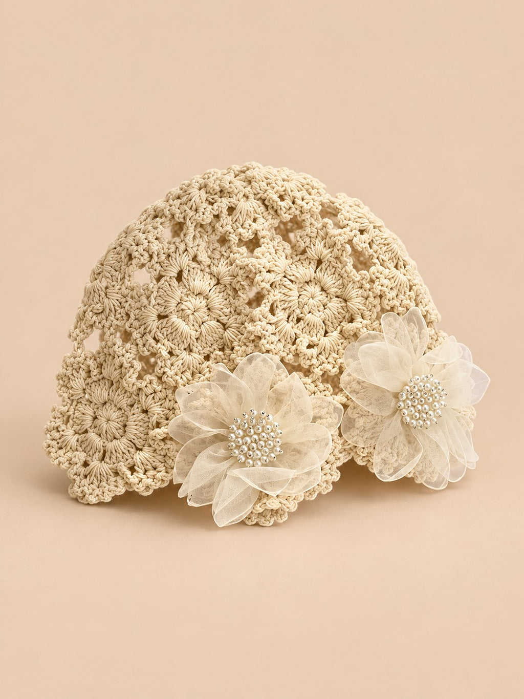 Häkelmütze aus Baumwolle mit Blumen im japanischen Stil – Farbvariante Beige, Dreiviertelansicht