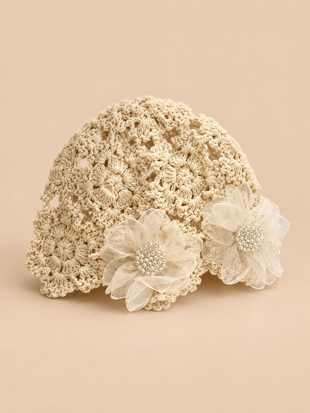 Häkelmütze aus Baumwolle mit Blumen im japanischen Stil – Farbvariante Beige, Dreiviertelansicht