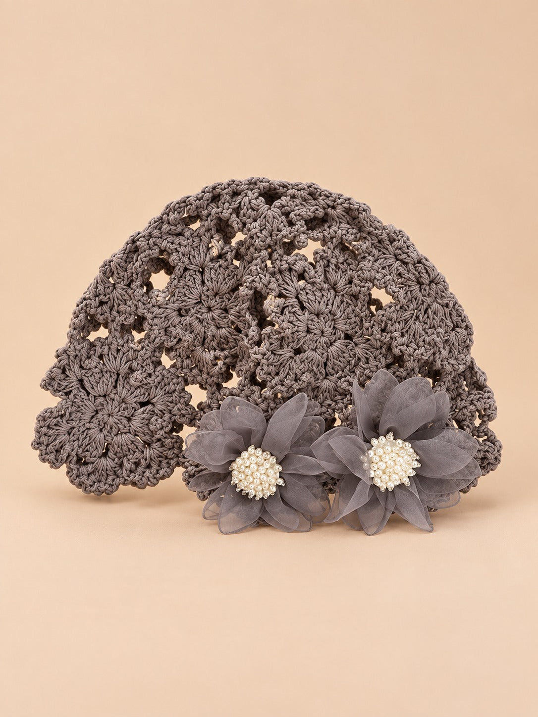 Häkelmütze aus Baumwolle mit Blumen im japanischen Stil – Farbvariante Grau, Ansicht von vorn
