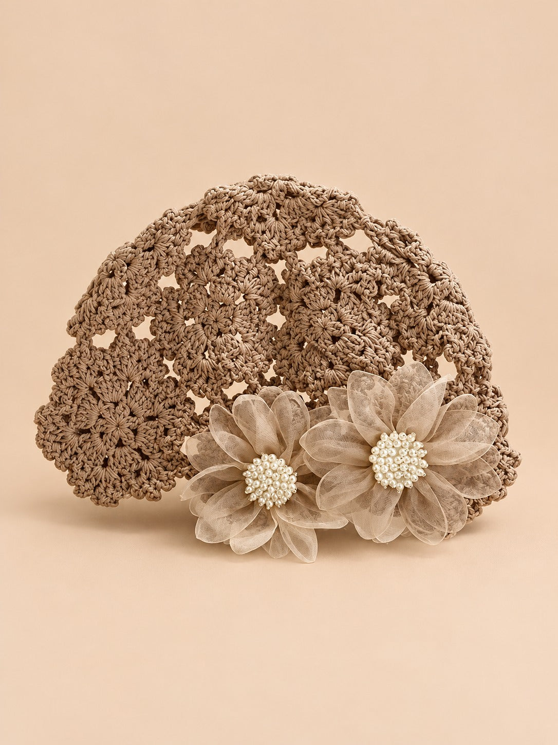 Häkelmütze aus Baumwolle mit Blumen im japanischen Stil – Farbvariante Khaki, Ansicht von vorn
