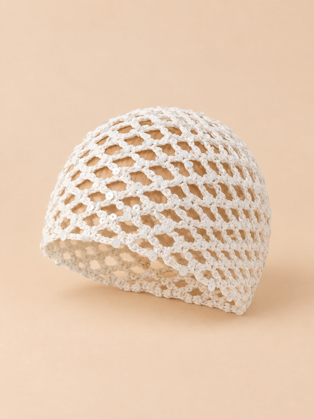 Gestrickte Netzmütze in luftiger Tuchform – Farbvariante Weiß, Dreiviertelansicht