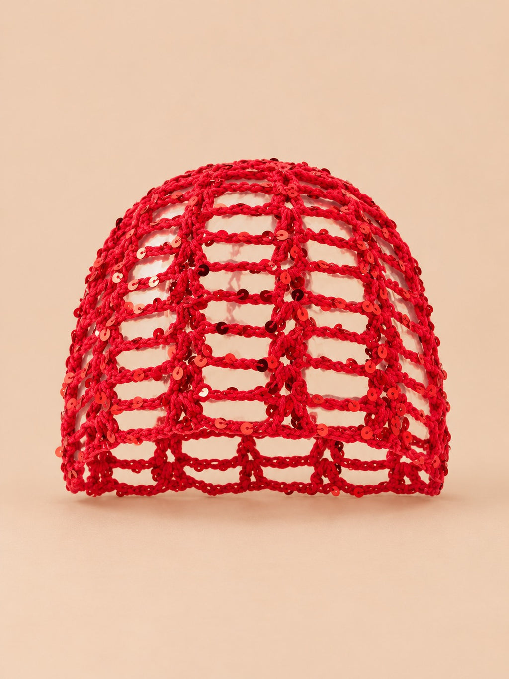 Gestrickte Netzmütze in luftiger Tuchform – Farbvariante Grün, Produktdarstellung in der Vorderansicht