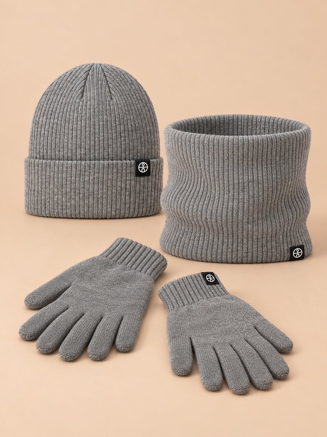 Ensemble bonnet, tour de cou et gants gris, vue de face.