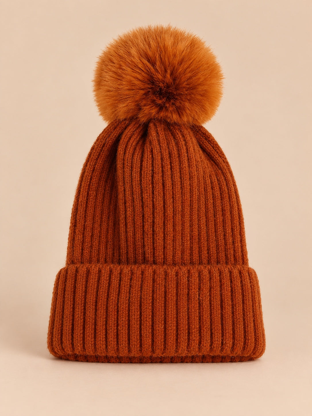 Bonnet de ski camel sans logo à gros pompon assorti et revers côtelé, vue de face.