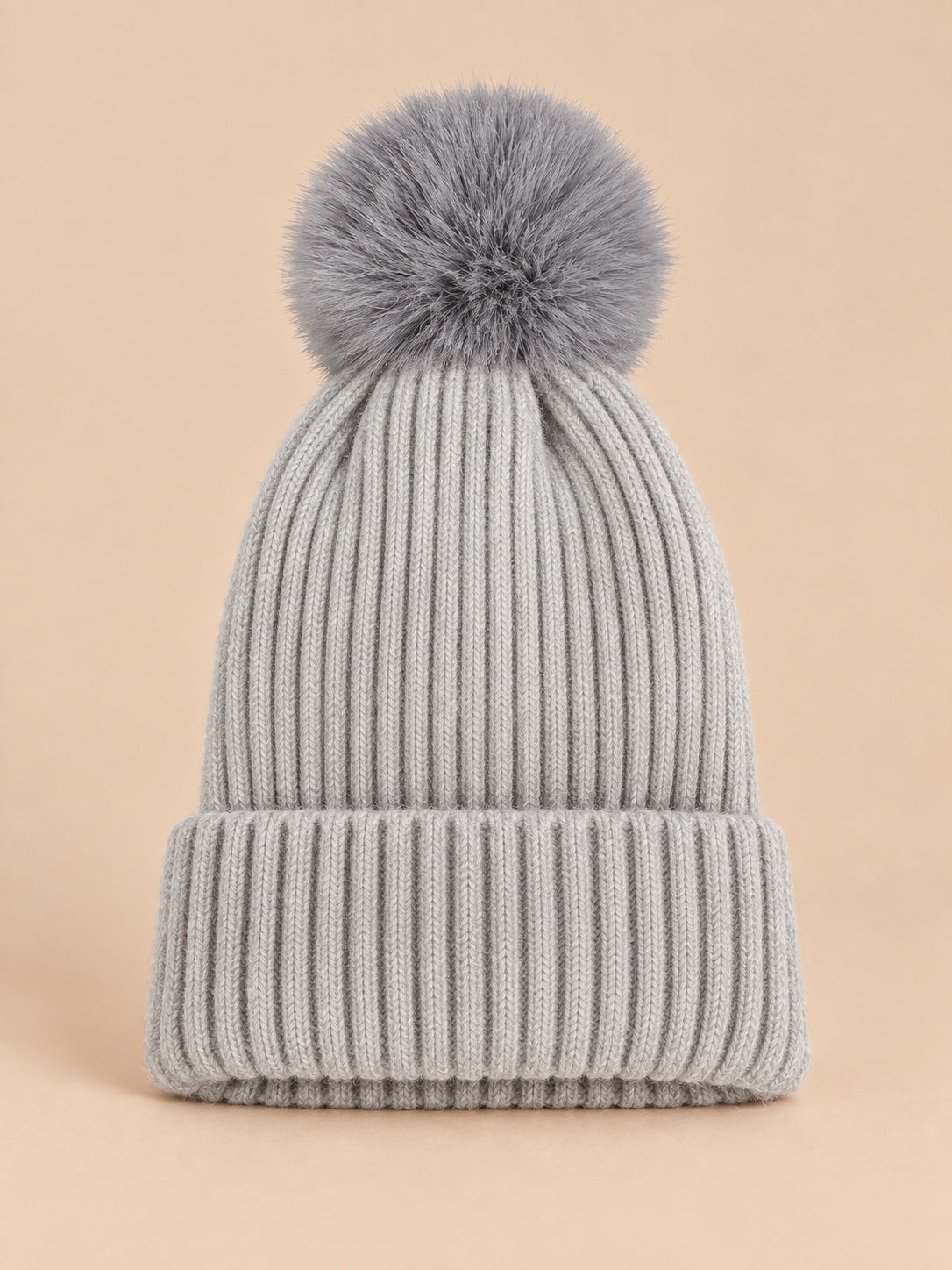 Bonnet de ski gris sans logo à gros pompon gris et revers côtelé, vue de face.