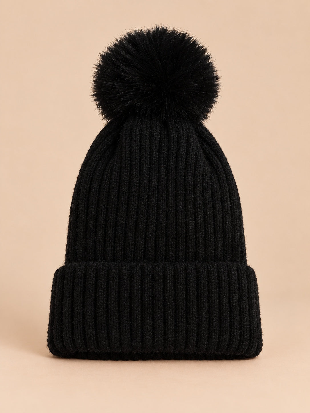 Bonnet de ski noir sans logo à gros pompon assorti et revers côtelé, vue de face.