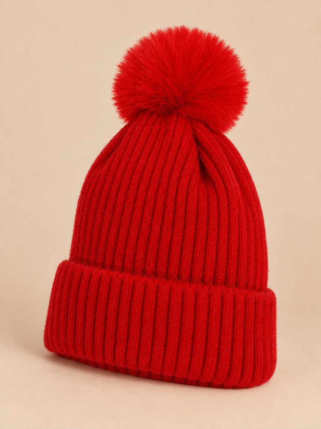 Bommelmütze mit großem, weichem Bommel zum Skifahren – ohne Logo, Farbvariante Rot, Dreiviertelansicht