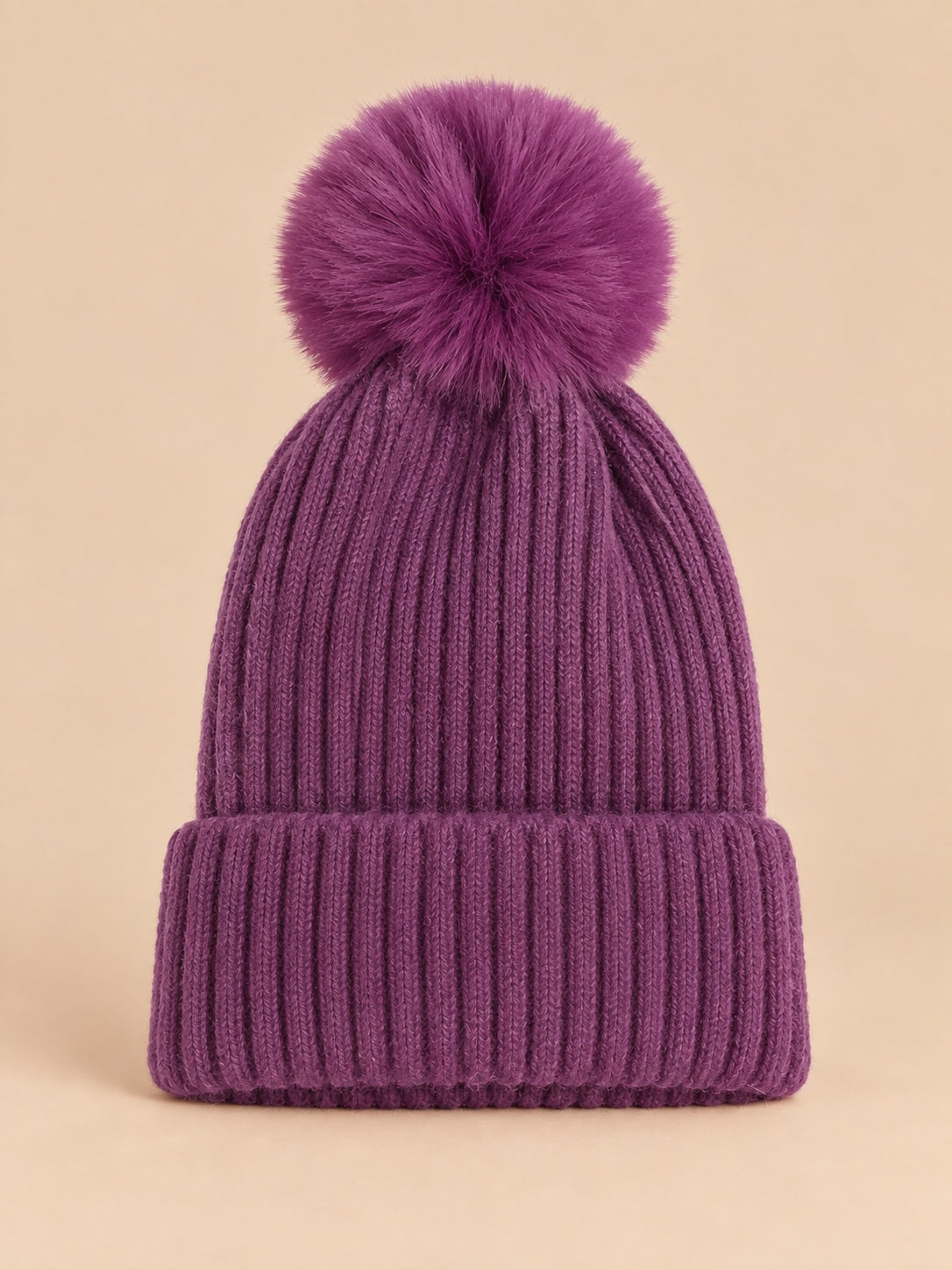Bonnet de ski violet sans logo à gros pompon assorti et revers côtelé, vue de face.