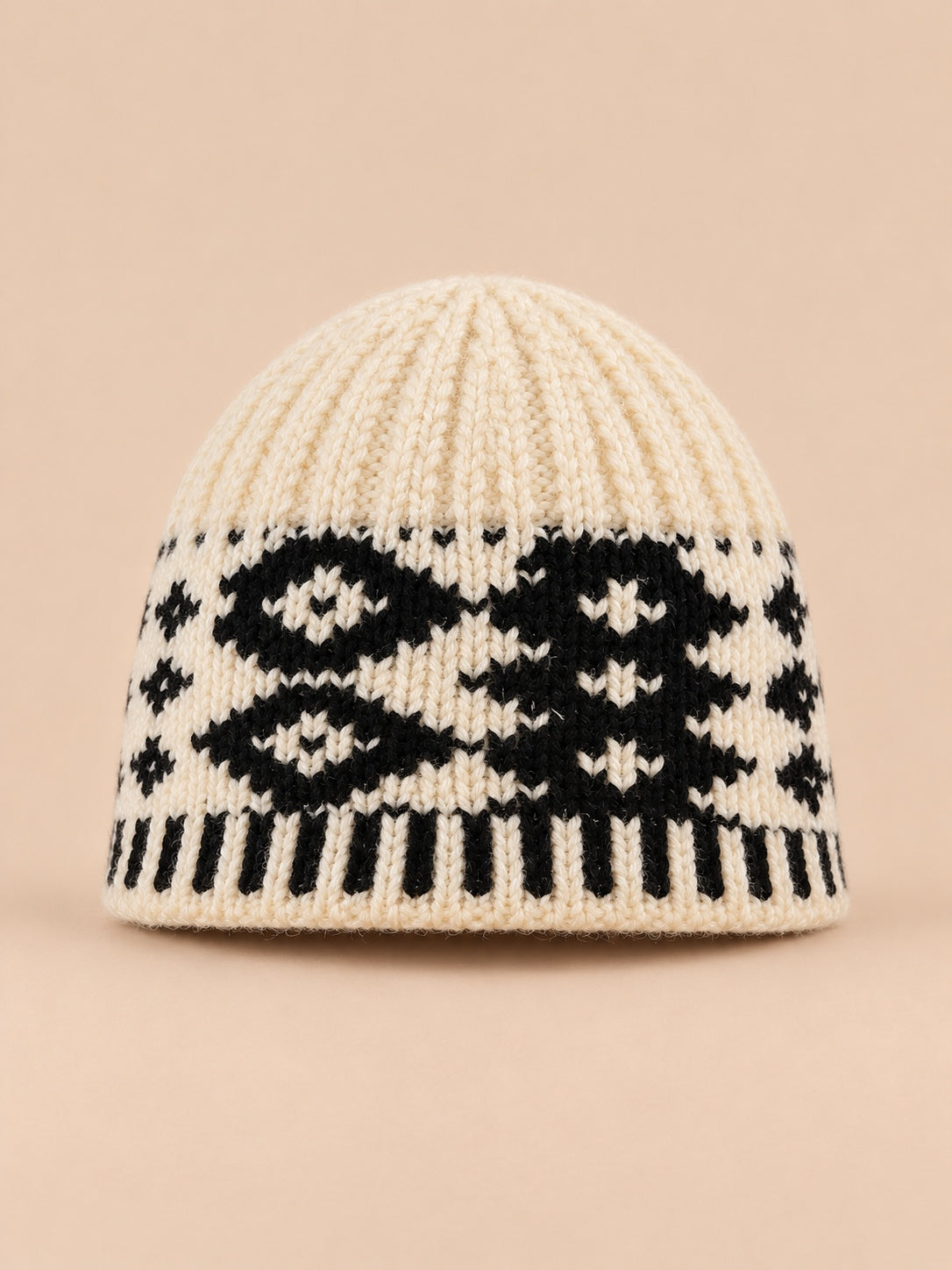 Perumütze mit Ohrenschutz und gesticktem Retro-Rautenmuster – Farbvariante Beige, Ansicht von vorn
