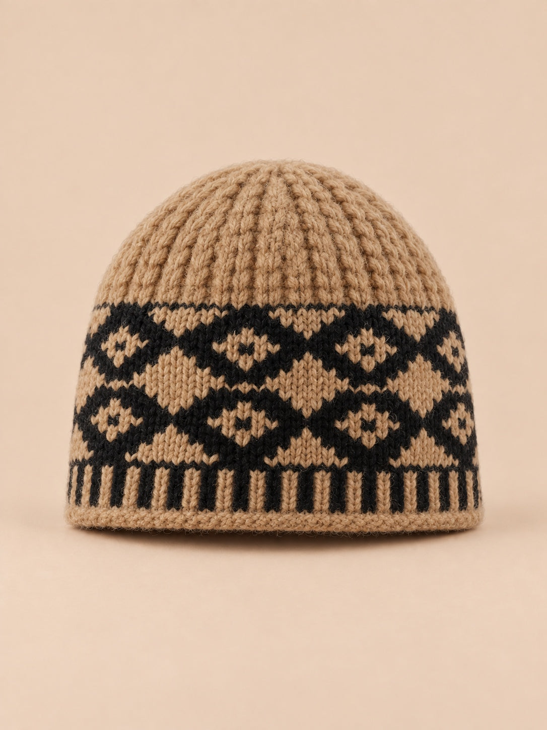 Perumütze mit Ohrenschutz und gesticktem Retro-Rautenmuster – Farbvariante Khaki, Ansicht von vorn