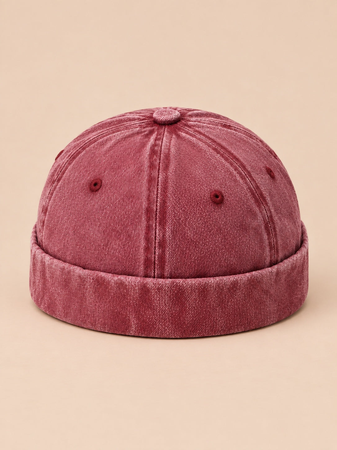 Bonnet marin docker en denim délavé bordeaux, vue de face.